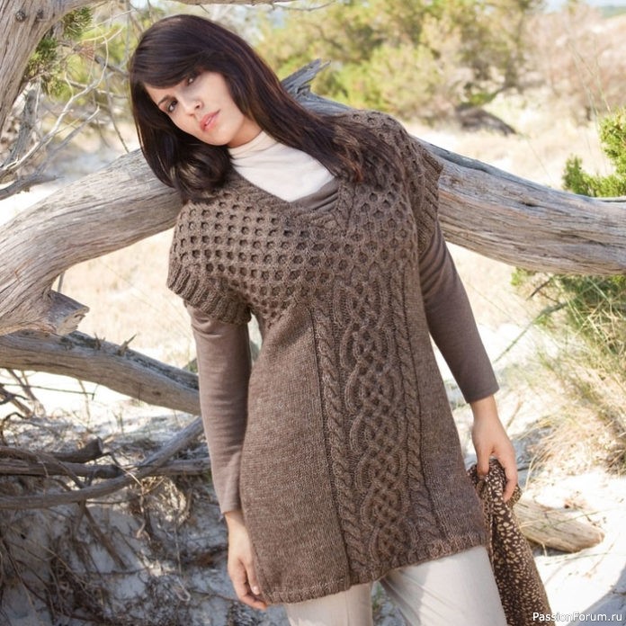 Вязаная туника с вырезом и узором из Аранов