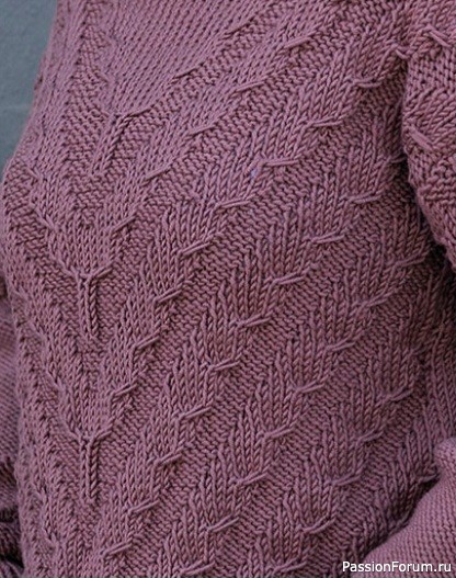 Джемпер с V-образным узором из кос