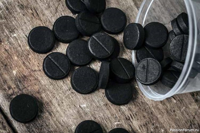 Почему стоит раскладывать по всей квартире активированный уголь