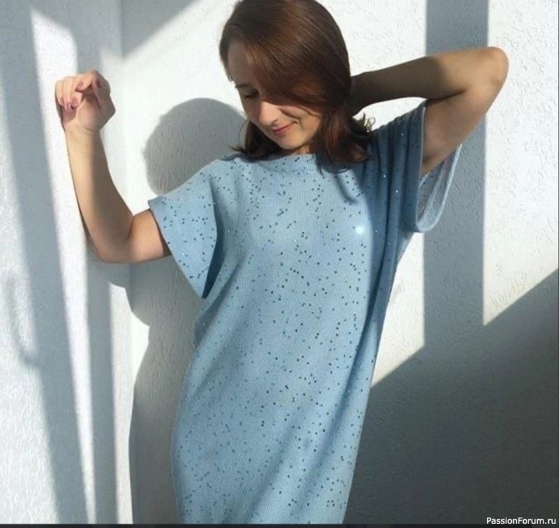 Платье-кокон с нежной текстурой и блестящими пайетками