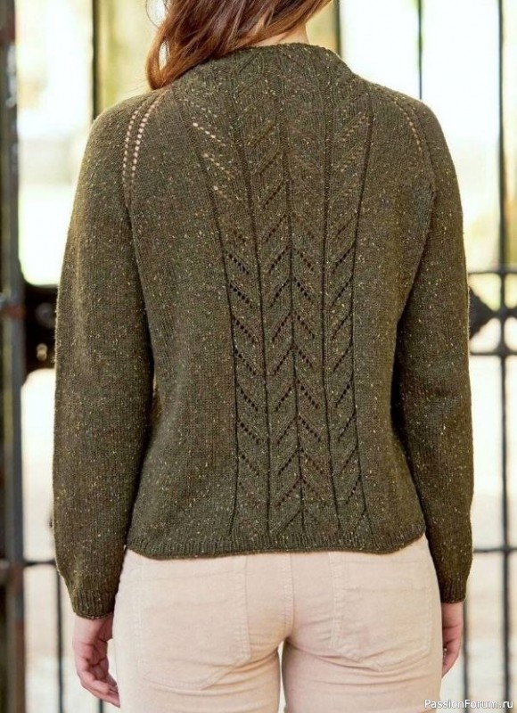 Серо-зелёный свитер со структурным шахматным узором и