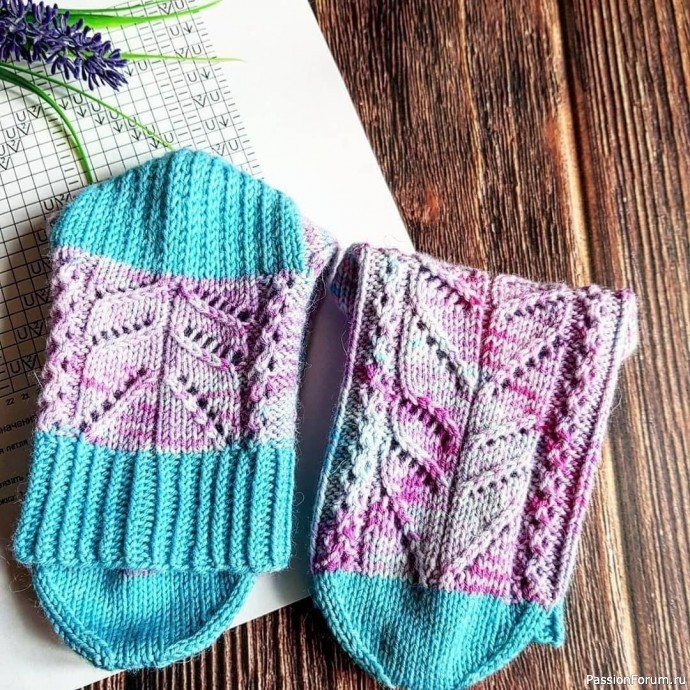 Яркие носки спицами