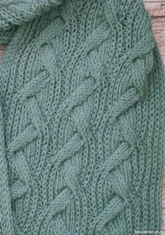 Описание красивого шарфа патентным узором с косами