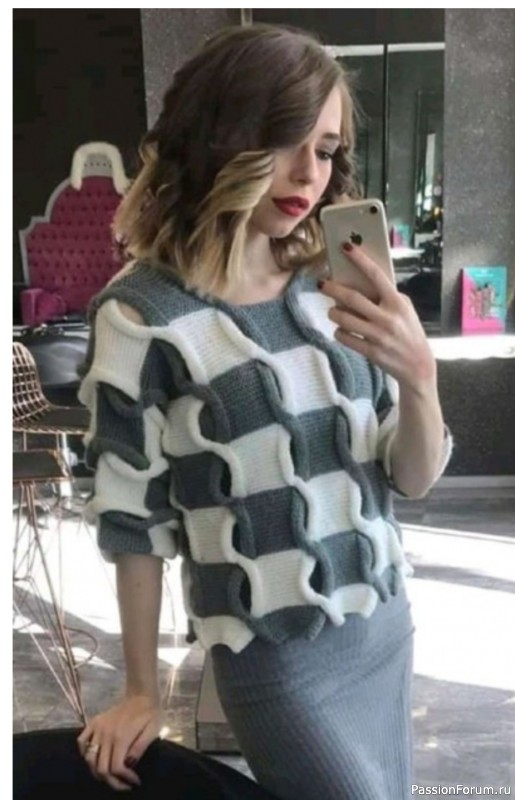 Свободный двухцветный джемпер. Описание