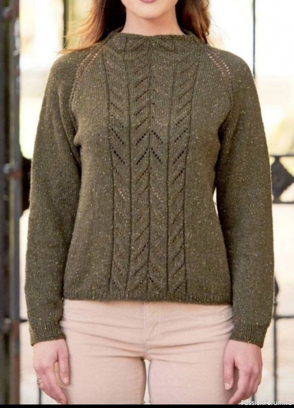 Серо-зелёный свитер со структурным шахматным узором и