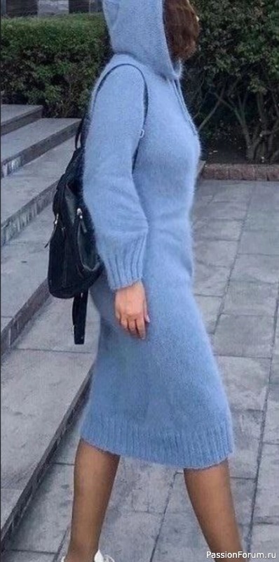 Платье из мягкого мохера с капюшоном