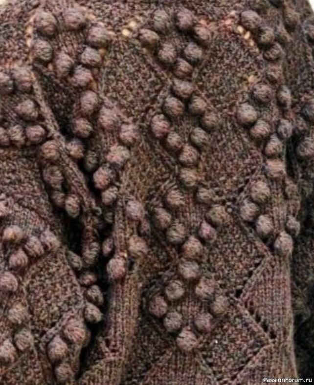 Тёмно-коричневый свитер с крупными ромбами