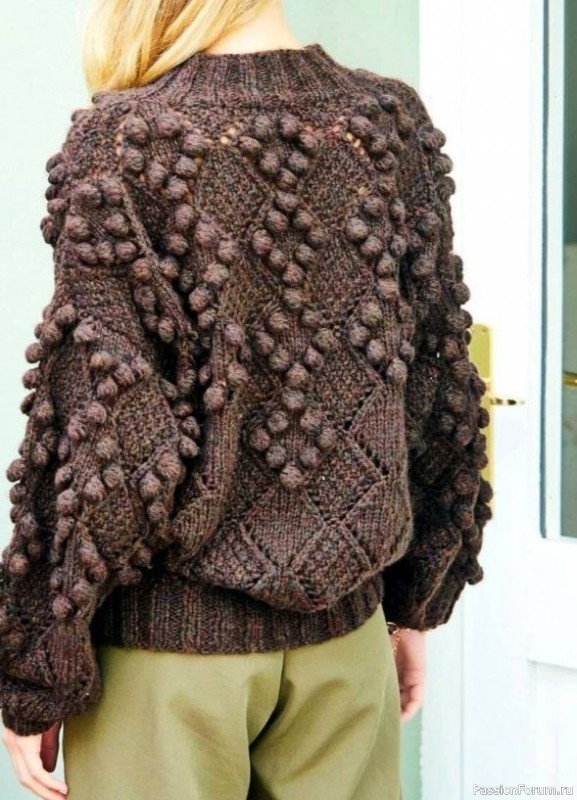 Тёмно-коричневый свитер с крупными ромбами