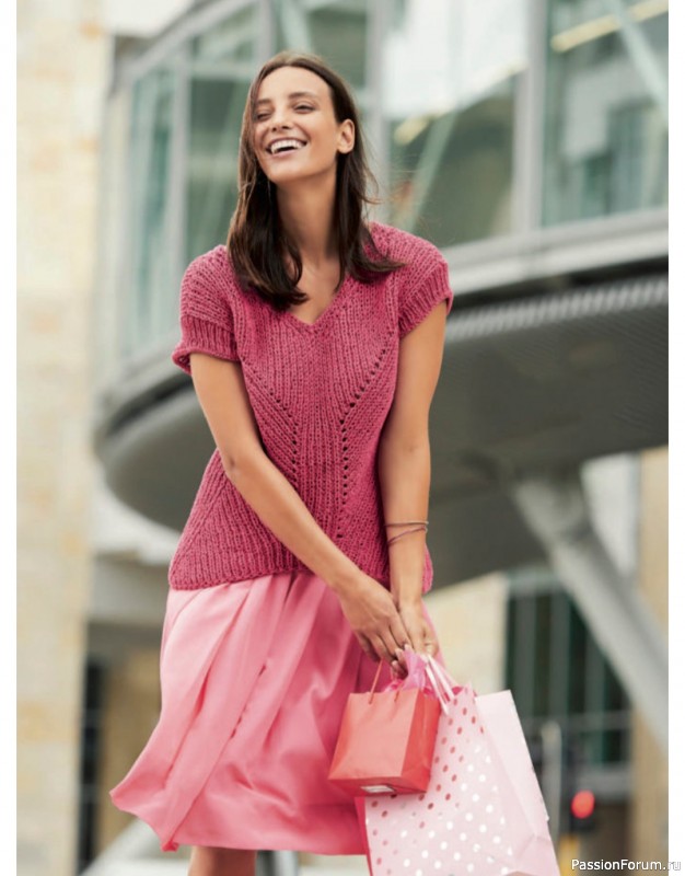 Летний топ спицами с V-образным вырезом и акцентным узором