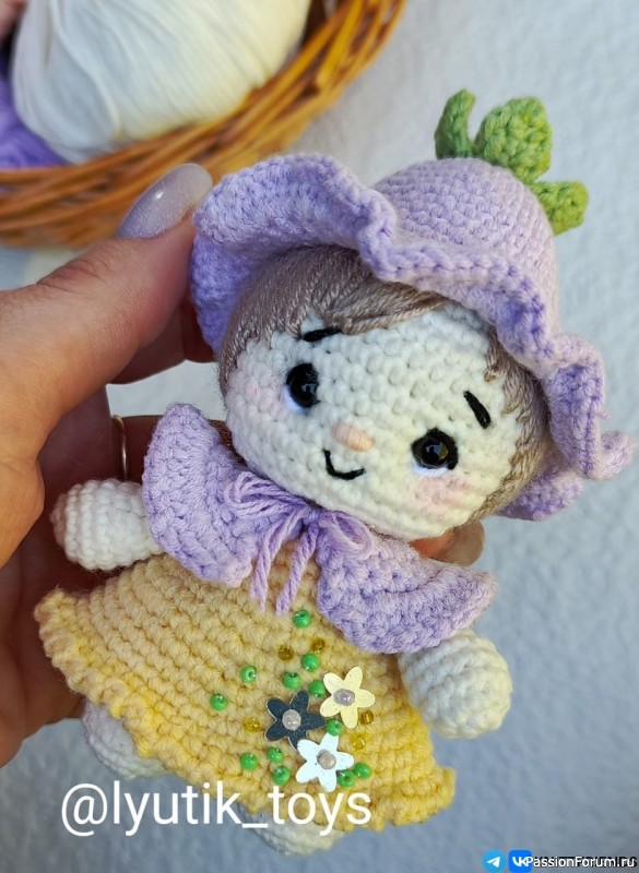 Гномочка в цветочной шапочке крючком. МК