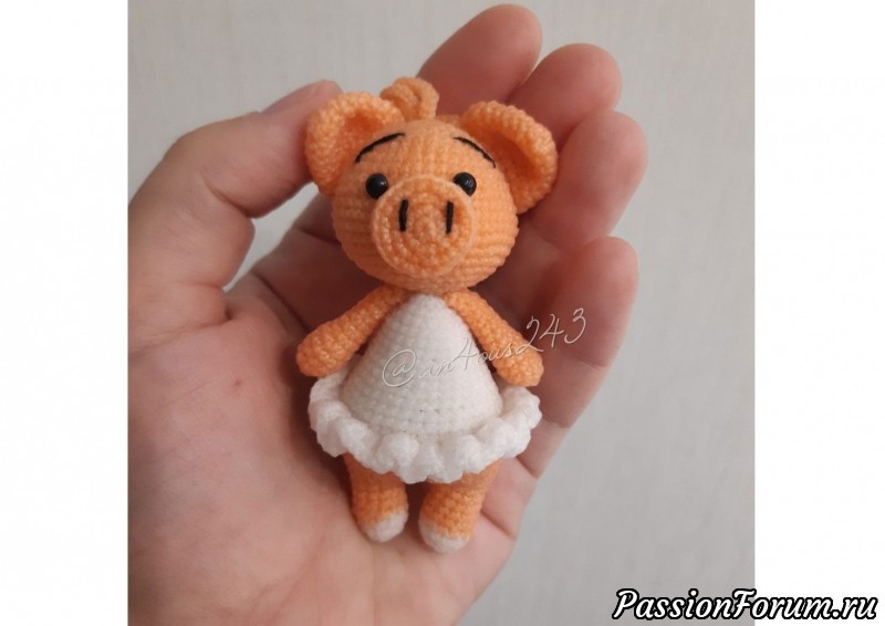Поросенок амигуруми в платьице. МК Анны Сусиной