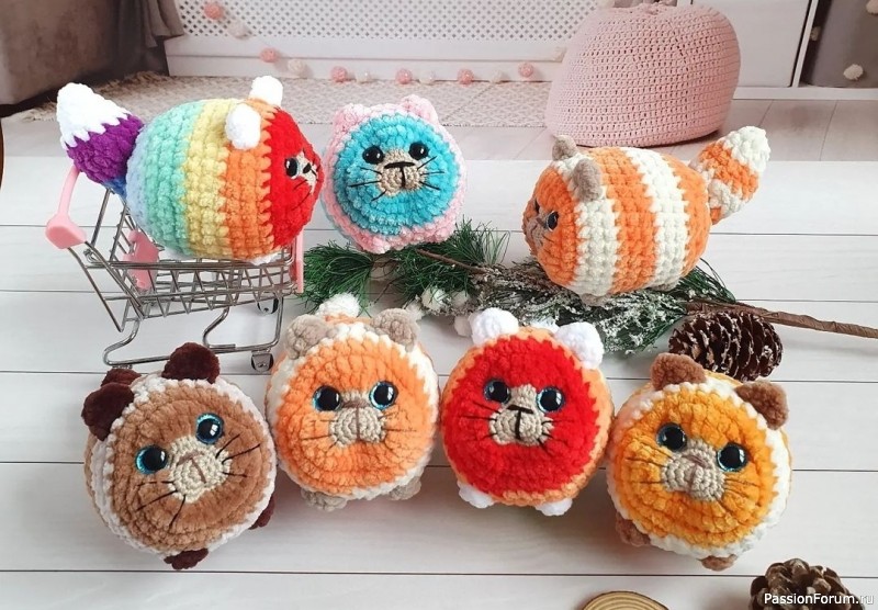 Котик-колобок из плюшевой пряжи крючком. МК
