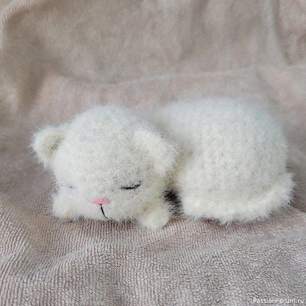 Спящий котёнок крючком. МК