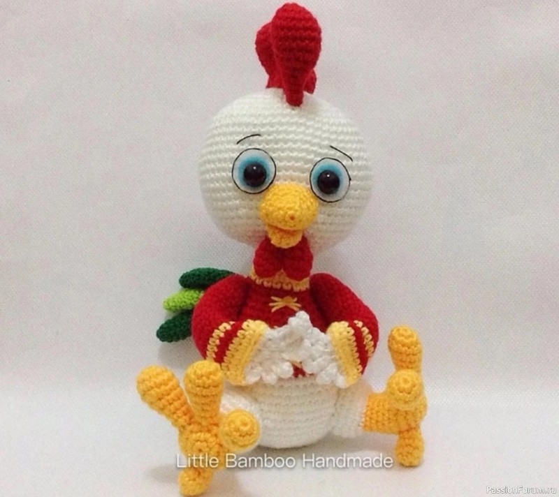 Петушок в рубашке крючком. Описание