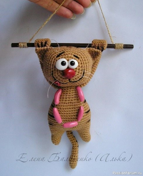 Вязаный котик на подвесе