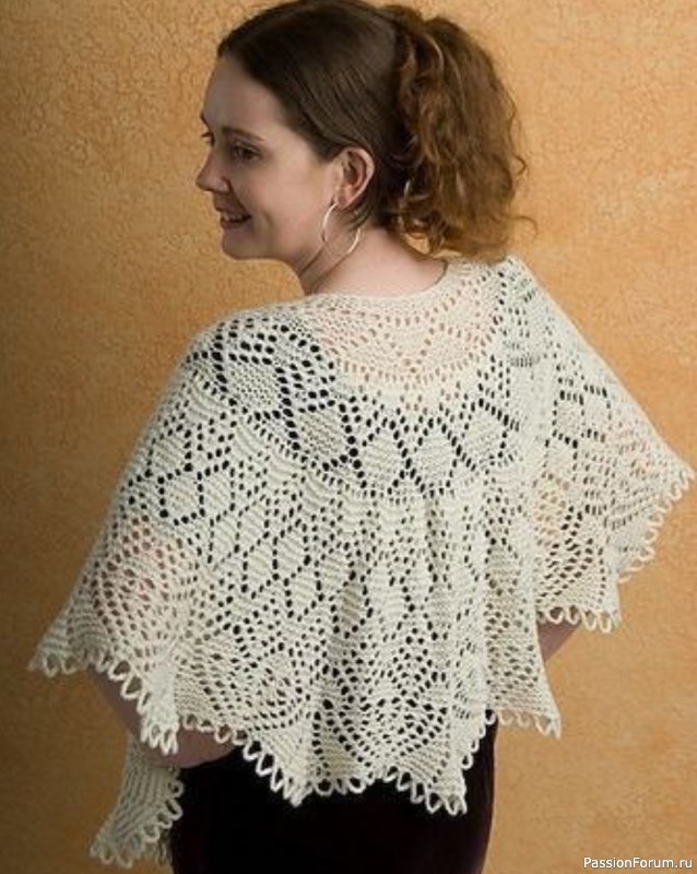 Круглая шаль из мягкой пряжи с ажурными узорами и декоративными краями