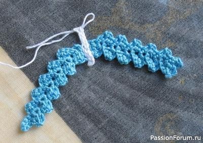 Вяжем листья папоротника и ещё несколько элементов.