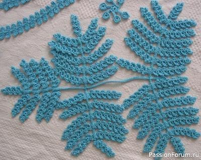 Вяжем листья папоротника и ещё несколько элементов.