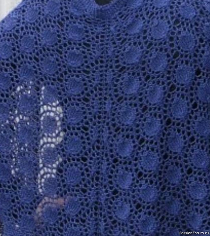 Синяя шаль с кружевными цветами