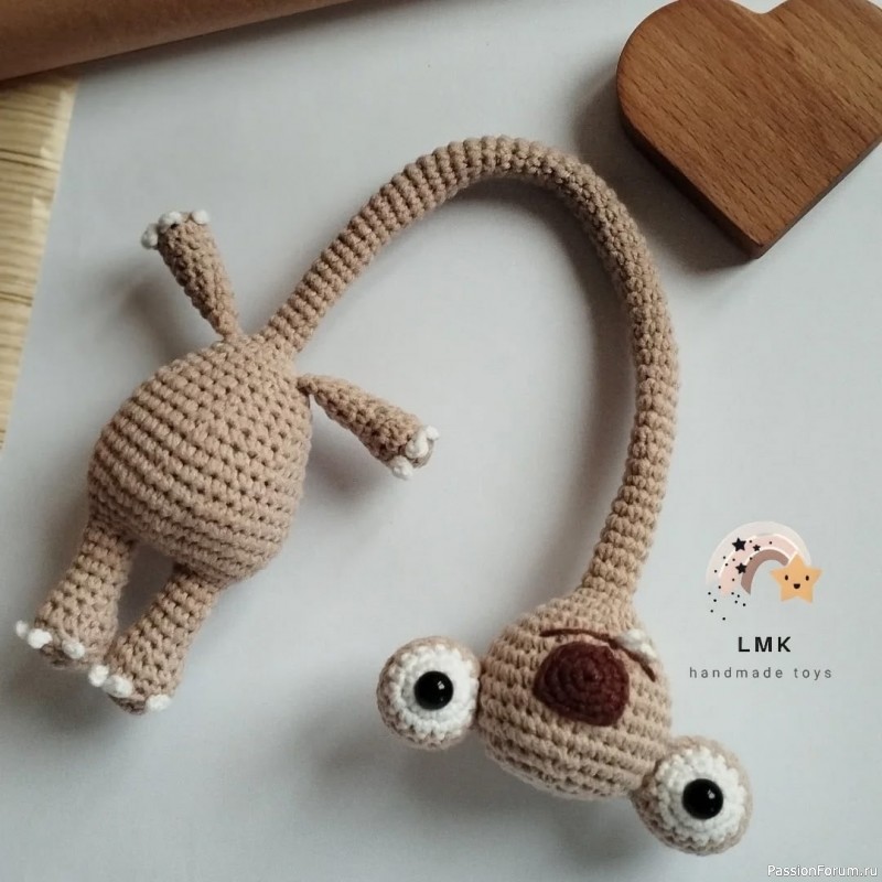 Ленивец на сумку крючком. Описание