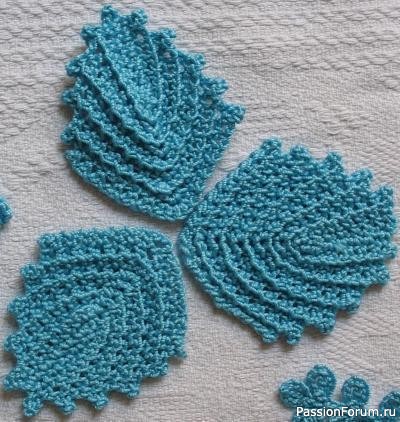 Вяжем листья папоротника и ещё несколько элементов.