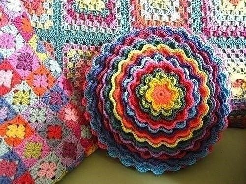 Подушка в виде разноцветного цветка
