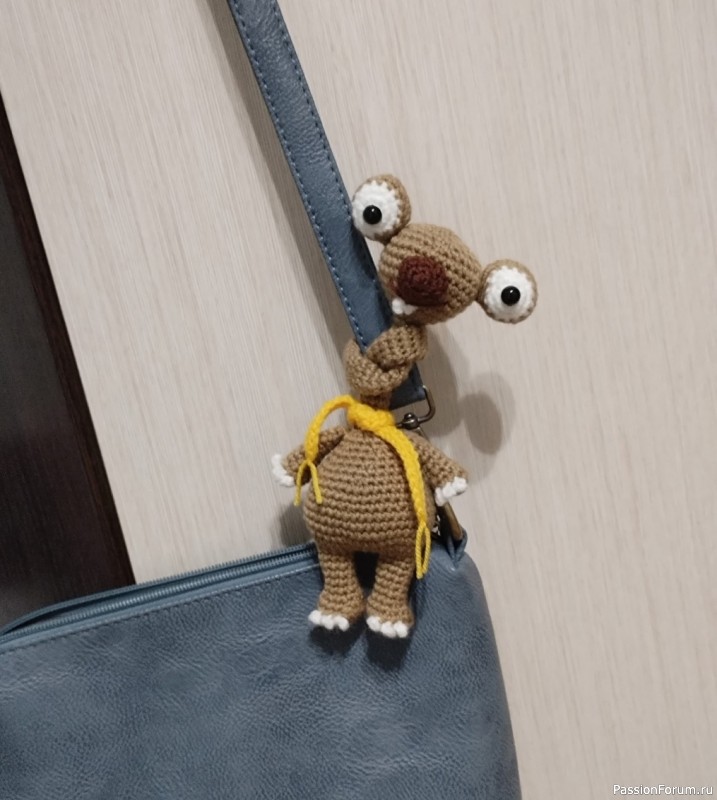 Ленивец на сумку крючком. Описание