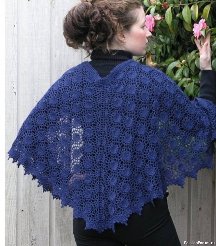 Синяя шаль с кружевными цветами