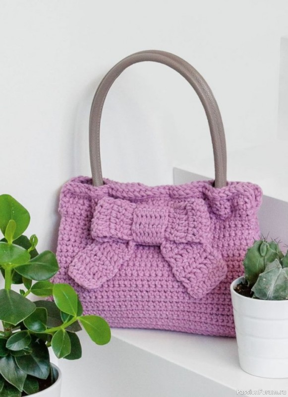 Розовая сумка крючком с бантом. Описание