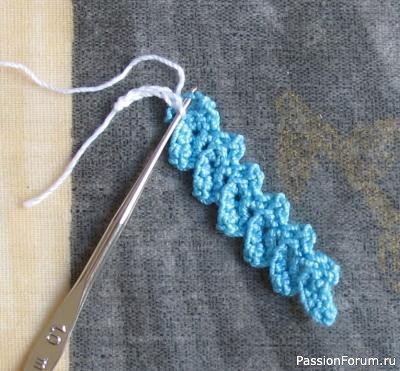 Вяжем листья папоротника и ещё несколько элементов.