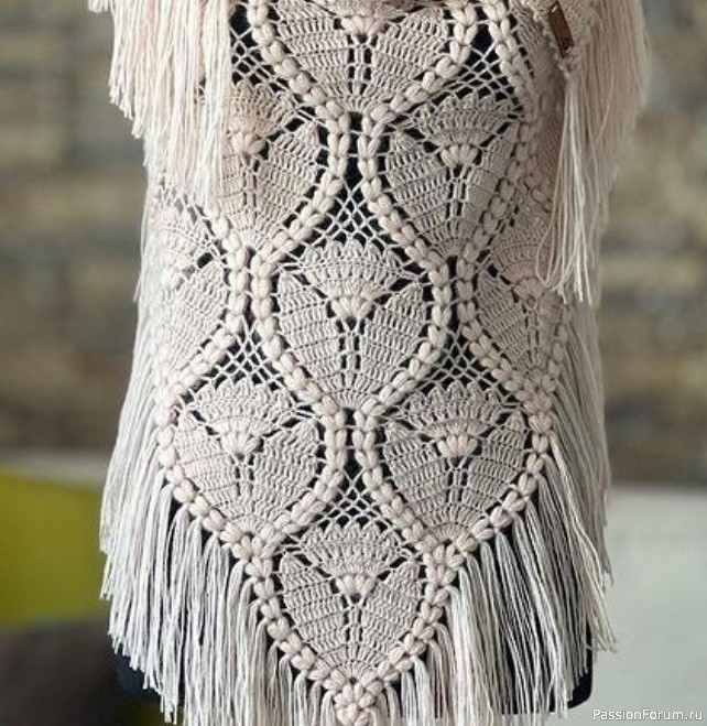 Шарф-кимоно с ажурными сердечками и бахромой