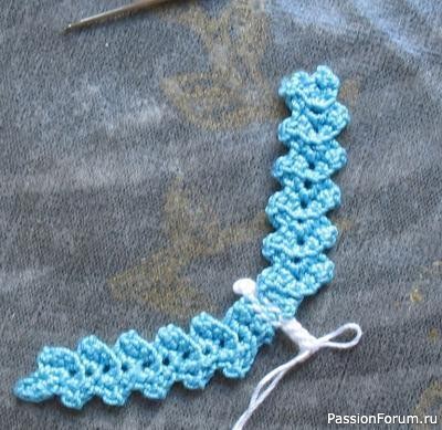 Вяжем листья папоротника и ещё несколько элементов.