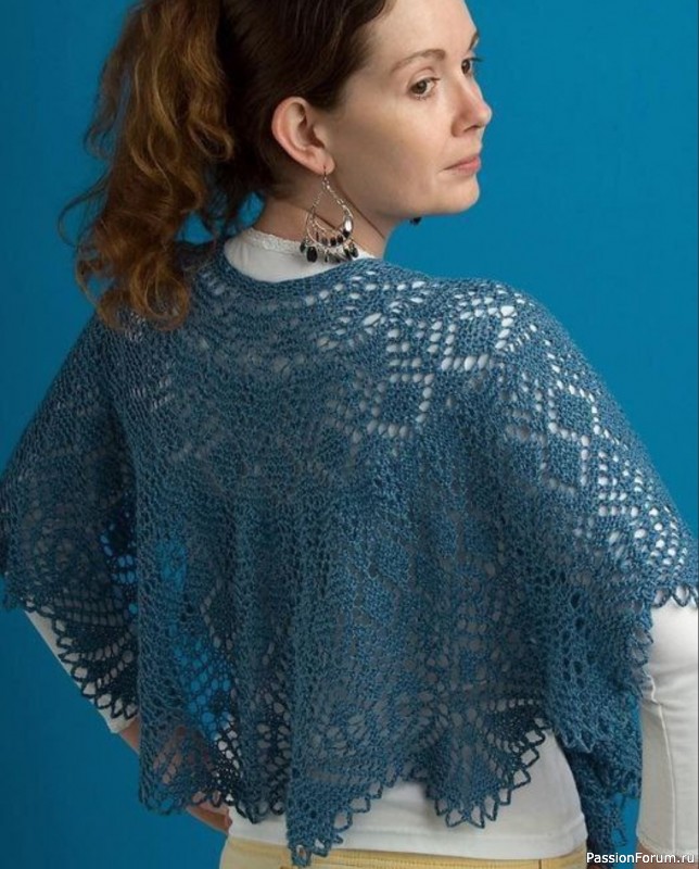 Круглая шаль из мягкой пряжи с ажурными узорами и декоративными краями