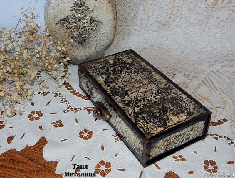 Шкатулка-купюрница.