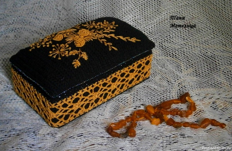 Вышитые шкатулки.