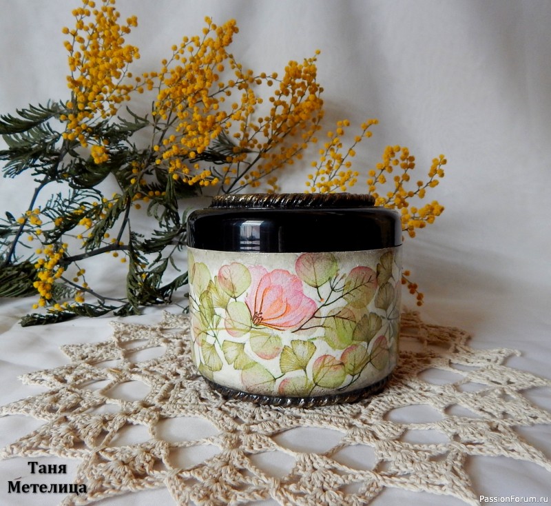 Декупаж баночки от бальзама.