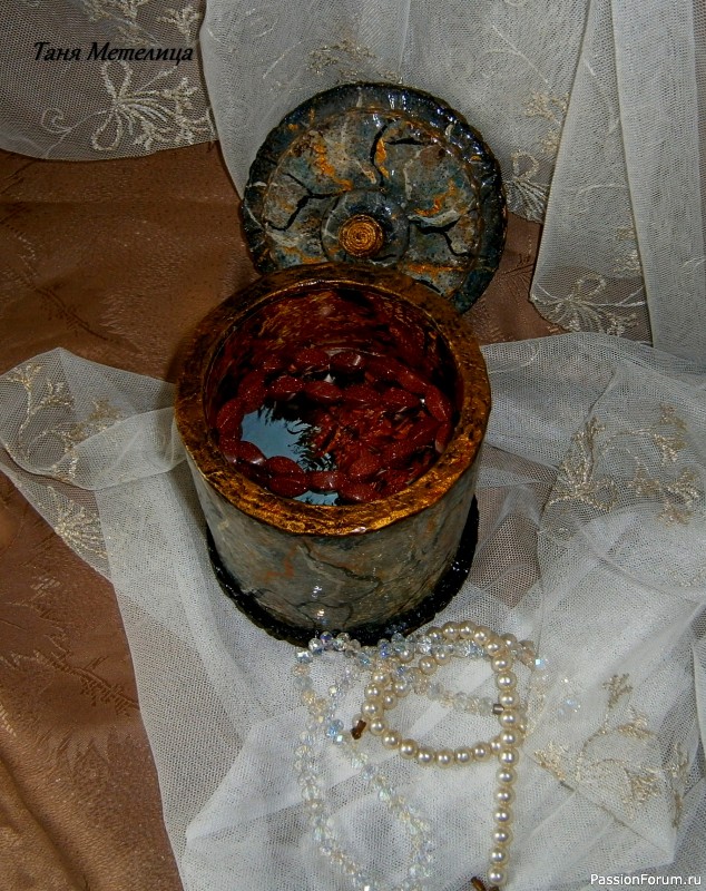 Еще шкатулки из железных банок.