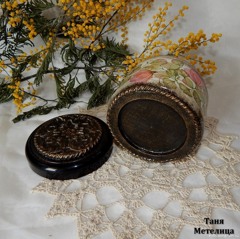Декупаж баночки от бальзама.