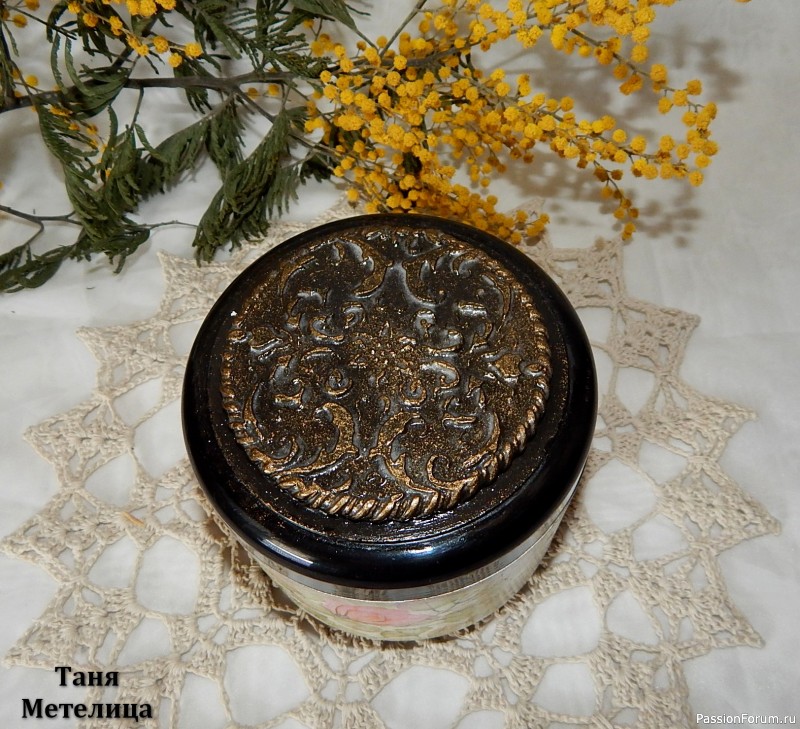 Декупаж баночки от бальзама.