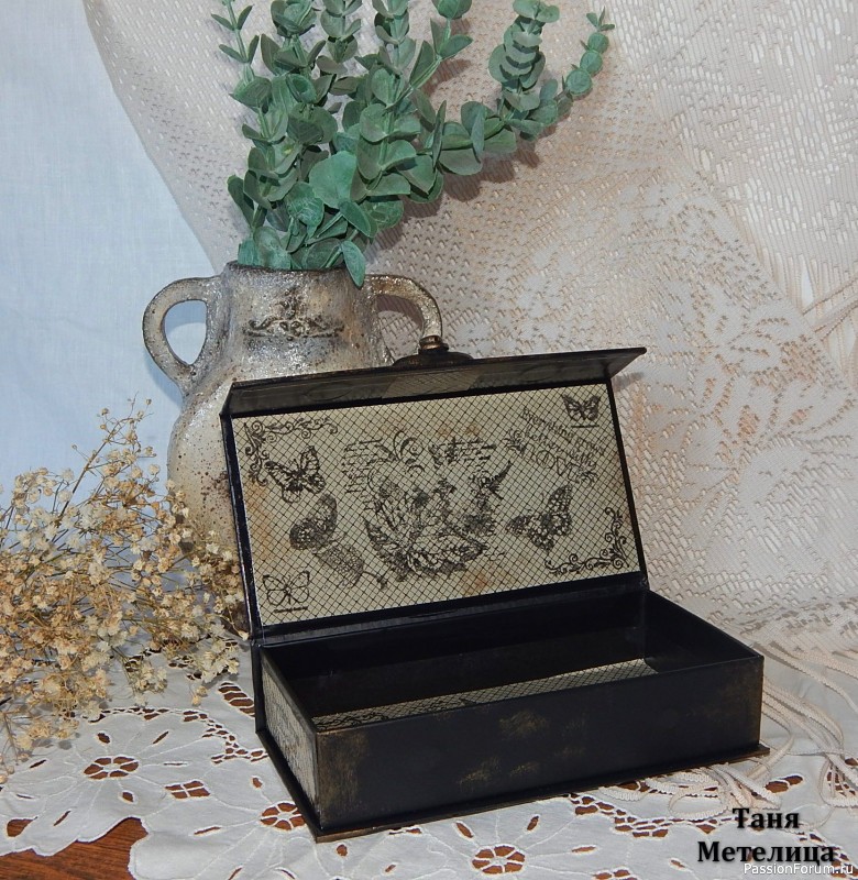 Шкатулка-купюрница.