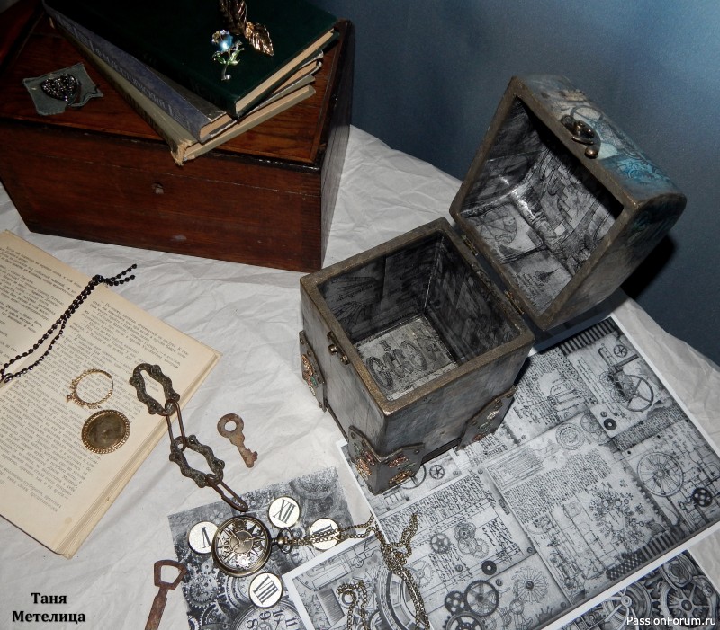 Две шкатулки.