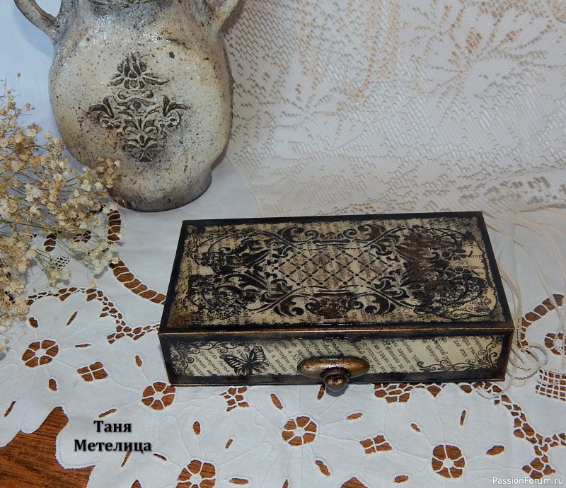 Шкатулка-купюрница.