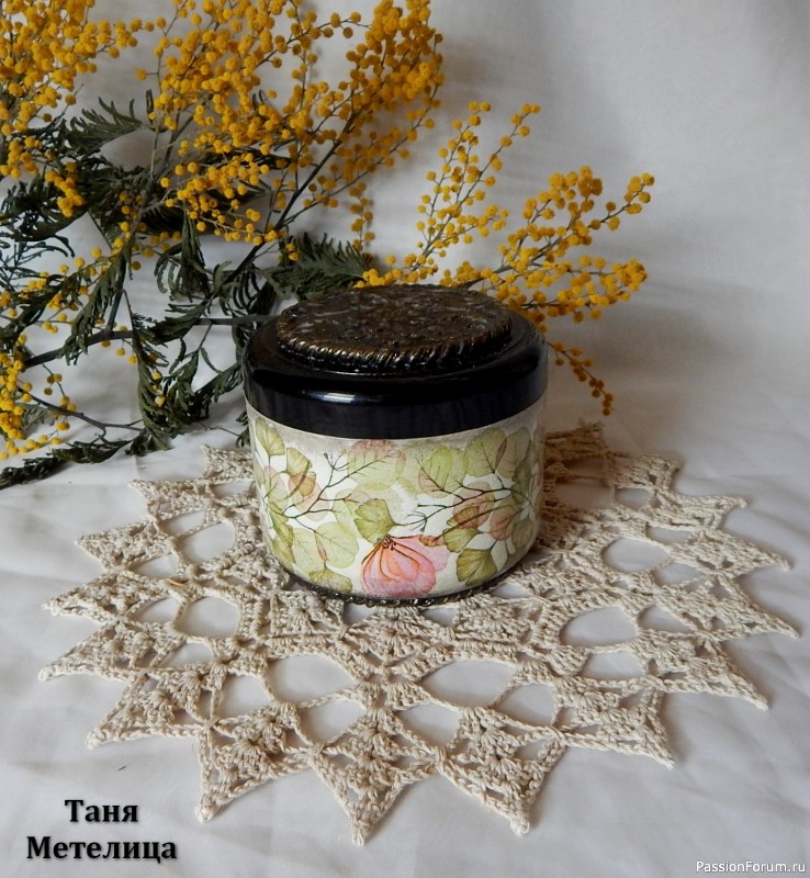 Декупаж баночки от бальзама.