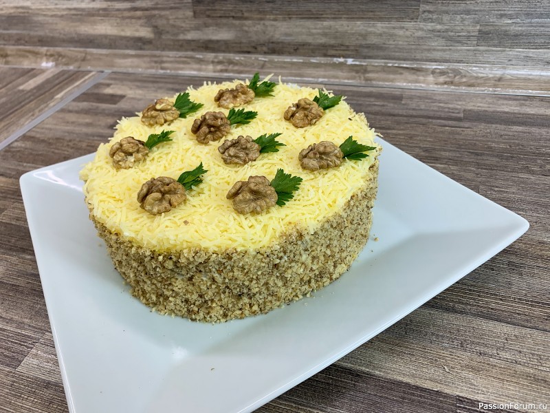 Слоеный салат с курицей, грибами и ананасами в виде торта