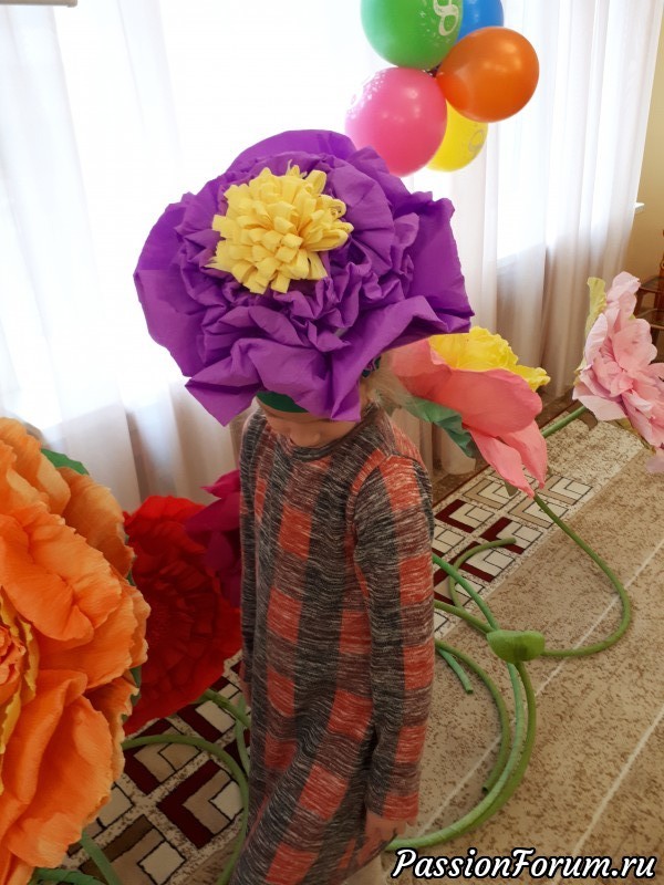 Цветочные шляпки на детской полянке