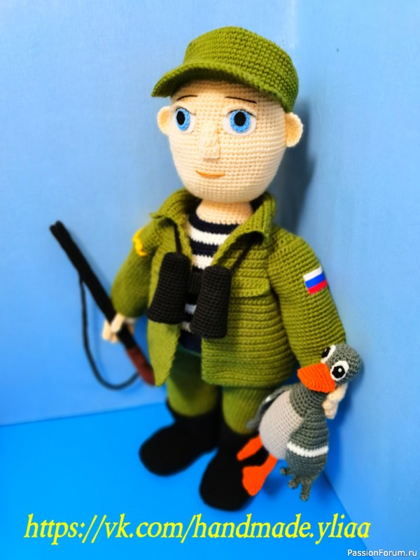 Охотник с уткой подарок на юбилей. Игрушка крючком