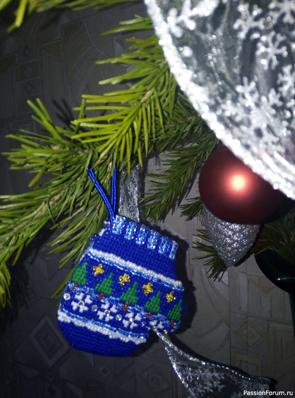 Вышитые новогодние игрушки