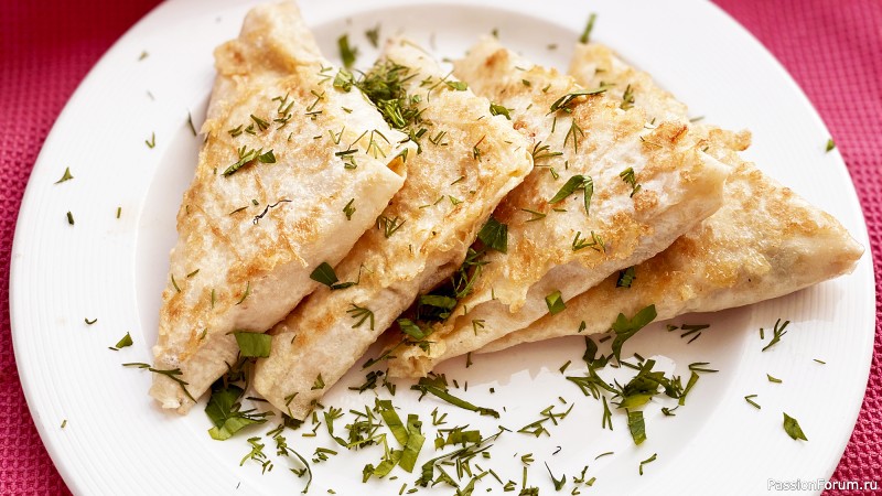 Конвертики из лаваша на сковороде с курицей и сыром за 10 минут