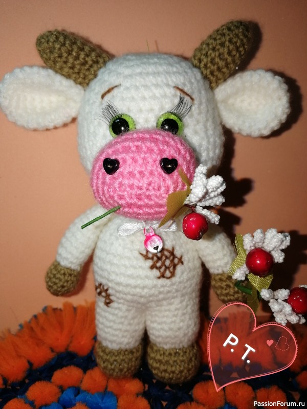 Вязаная игрушка коровка Маруся