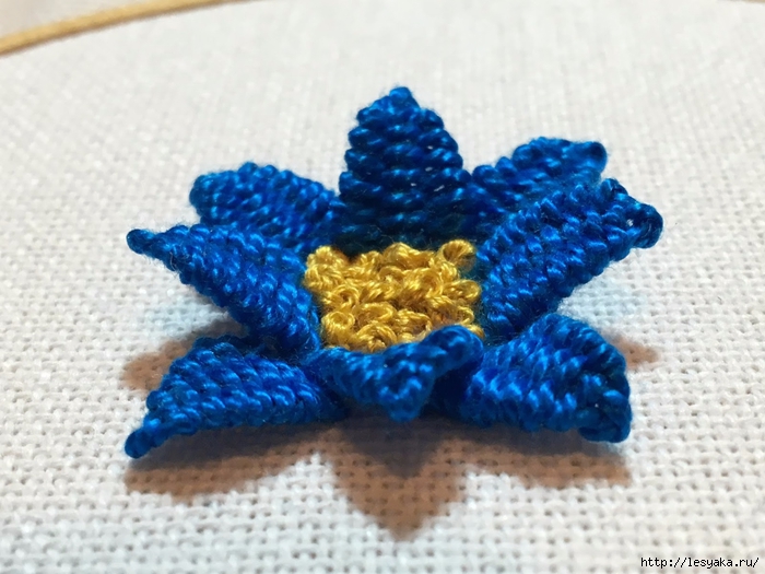 Красивая вышивка, сделанная переплетением нитей!